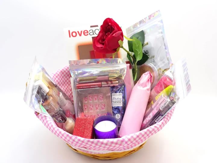 Luxueux panier de beauté pour elle avec maquillage, parfum, bougie, rose rouge et anneau en cristal