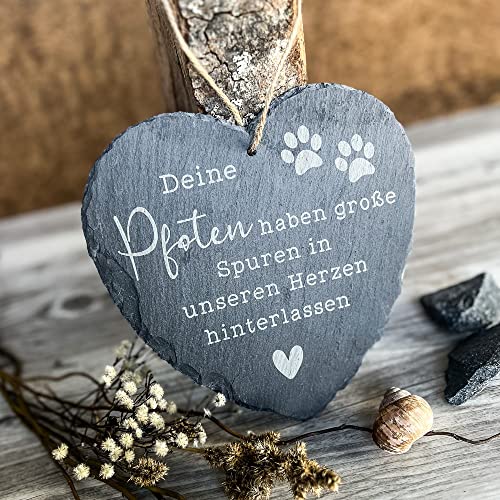 Spruchreif | Wetterfestes Schieferherz mit Gravur „Deine Pfoten haben große Spuren hinterlassen“ | Herzförmige Schiefertafel zum Aufhängen | Erinnerung & Trauergeschenk für Haustiere