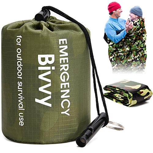 TOBWOLF - Saco de Dormir de Emergencia (61 x 84 cm, 155 x 213 cm, Ligero, Resistente al Viento, con 1 Silbato, Manta de Rescate térmica compacta para Senderismo, Camping, Viaje), Color Camuflaje