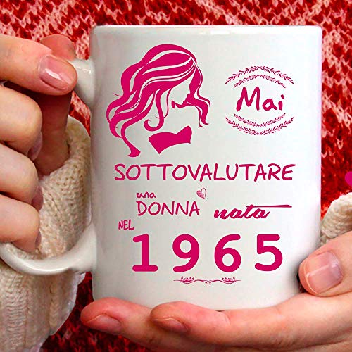 Tee Design Tazza 1965 Compleanno Donna 59 Anni, Idea Regalo Mai Sottovalutare Una Donna Nata Nel 1965 - Tazze Per Regali Divertenti - Gadget Divertent