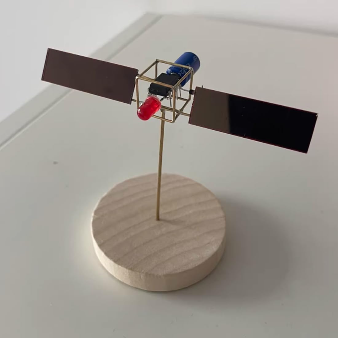 DIY Solar Satellit Metallbausatz mit Solarpanel, Elektronik STEM Lötprojekt, 3D Metallmodell zum Selberbauen, Mechanische Skulptur für Schreibtisch & Technikfans