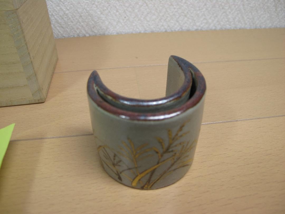 【茶道具】秋草絵 三日月蓋置 Amazon.co.jp: 茶道具 蓋置 屋島六万寺窯 三日月形に秋草の図 紀太隆志