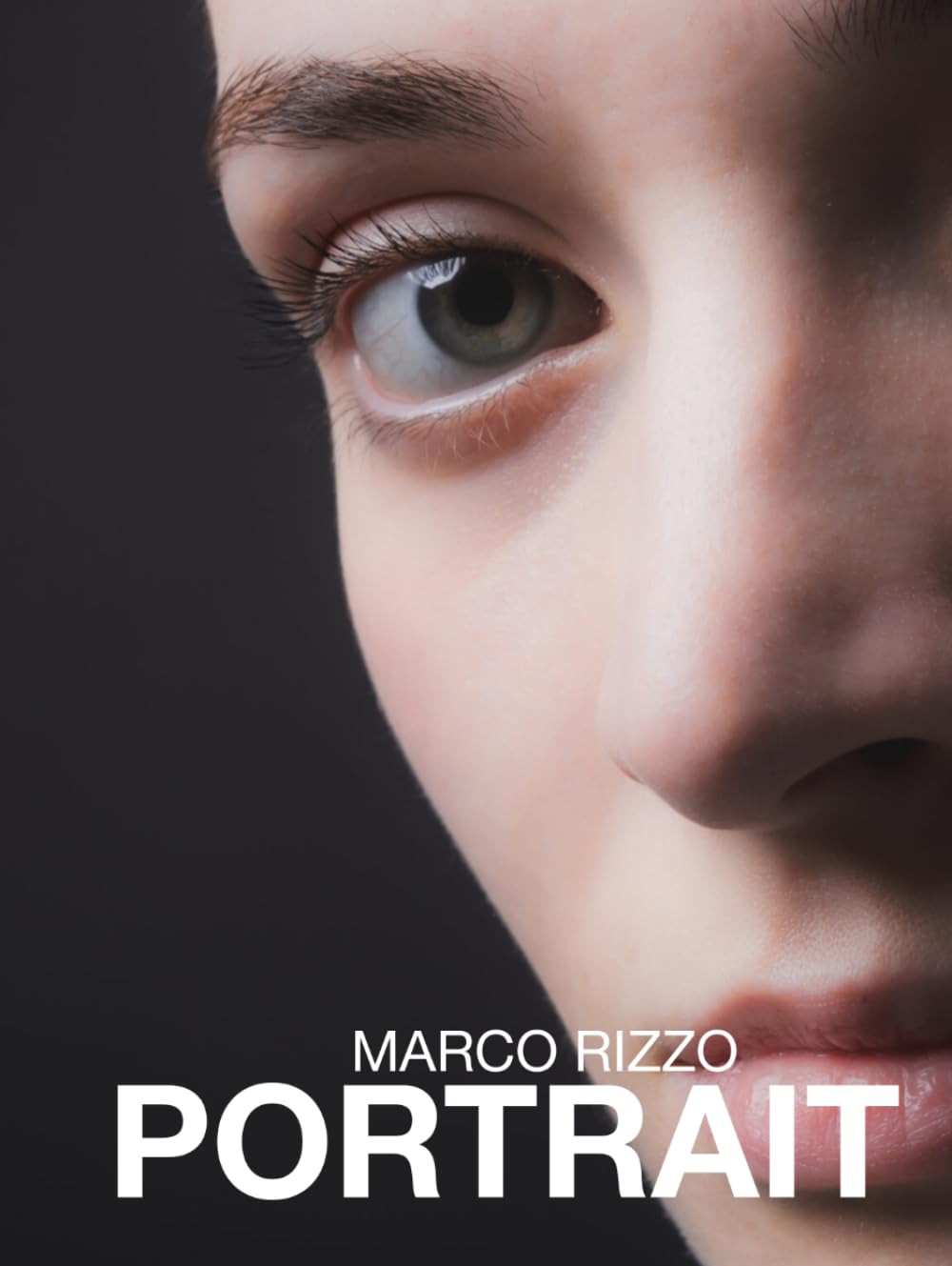 Portrait de Marco Rizzo l'album de photos artistiques aux noirs profonds