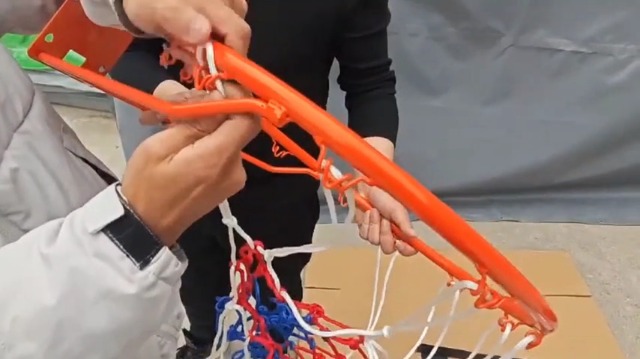 COSTWAY basketbalstandaard 130-305 cm, in hoogte verstelbare buitenbasketbalkorf met standaard en 2 wielen, mobiel basketbalsysteem met balopslag, basketbalsysteem voor kinderen en volwassenen