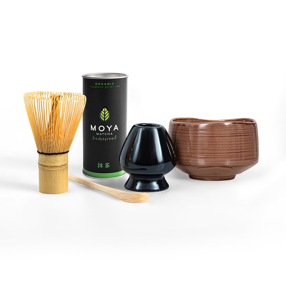 Moya Bio Set de Té Matcha Japonés | 30g Grado Ceremonial (I y II) + Tazón Marrón + Batidor de Bambú + Soporte + Cuchara | Set Tradicional Completo de Matcha | Regalo Elegante