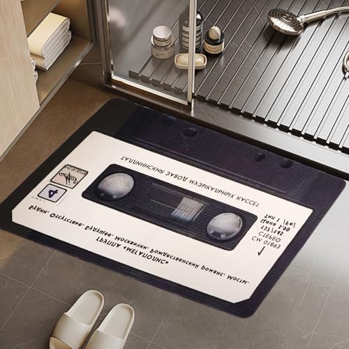 Tappeto Vintage: Questo tappeto morbido è disponibile in due serie tematiche: la serie tappeto a forma di cassetta audio e la serie tappeto a forma di vinile. Ogni serie presenta cinque stili diversi, pensati per soddisfare i gusti vari degli amanti della musica. I colori vivaci e le fantasie giocose lo rendono una scelta moderna per l’arredamento domestico, aggiungendo un tocco di charme retrò al tuo ambiente.