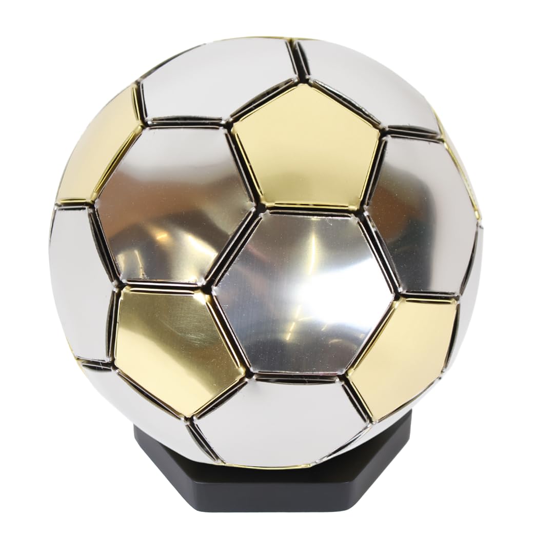 Fußballpokal aus Messing, handgefertigt, mit Ständer | Finnische Handarbeit; dekorative Fußballtrophäe mit Metallständer, Leinentasche und weißen Handschuhen