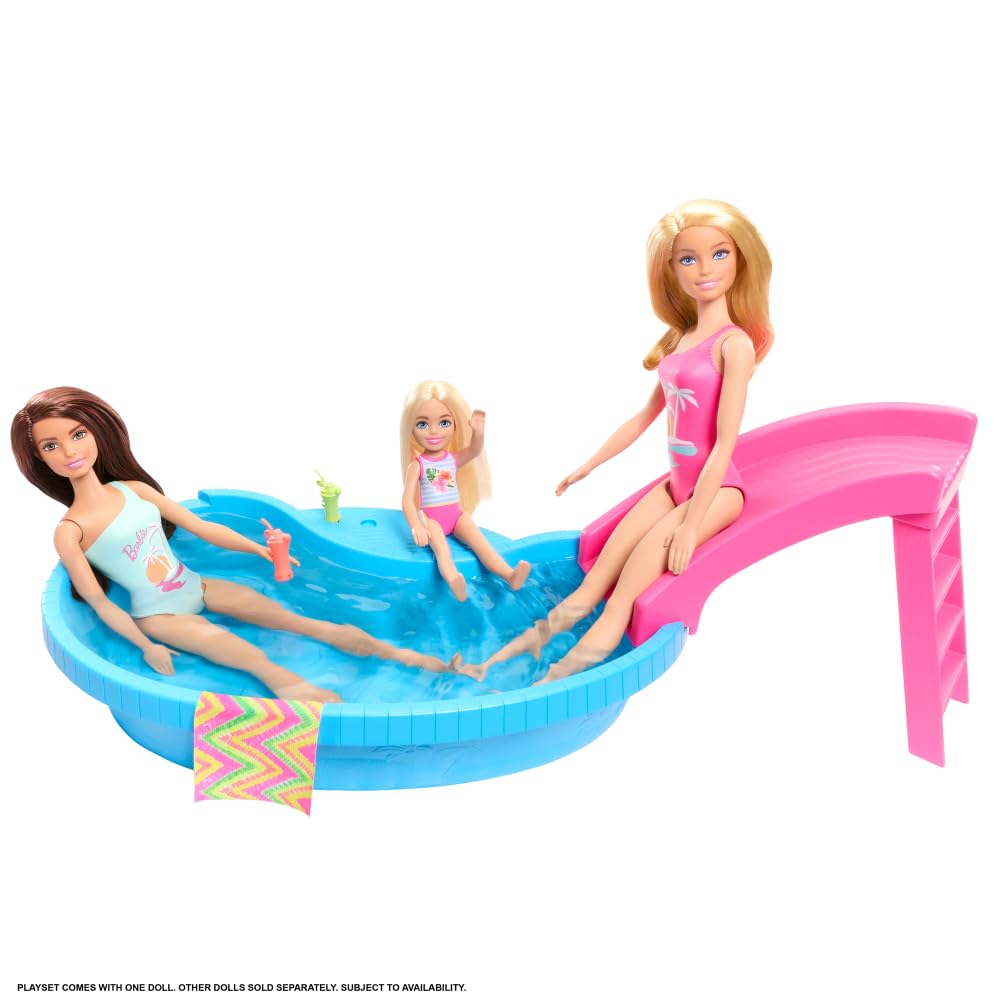 Barbie - Playset Piscina, con bambola bionda in costume rosa intero con stampa tropicale, include piscina, scivolo, telo e bevande, giocattolo per bambini, 3+ anni, HRJ74