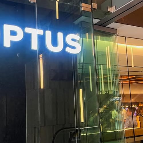 Page de couverture de Optus faces heat after triple zero chaos as regulator warns of devastating failures