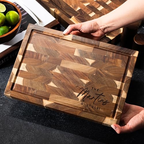 Tabla de Cortar de Madera de Acacia con Grabado Personalizado – Tabla de Carcasa Final con Nombre y Fecha, Diseño de Esquina con Ranura para Jugos – Ideal como Regalo para Boda, Bodas o Inauguración de Hogar, 2 Tamaños miniatura 4