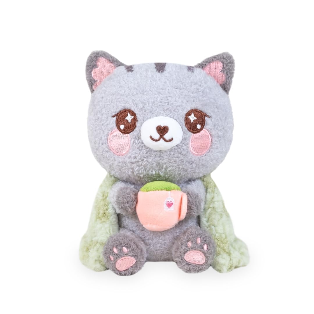 PlushGoals - Gatito de peluche Kawaii Lil Cassie, el gato acogedor, animal de peluche suave con manta esponjosa y taza de té, peluche cómodo, decoración temática de cabaña, regalo para niños