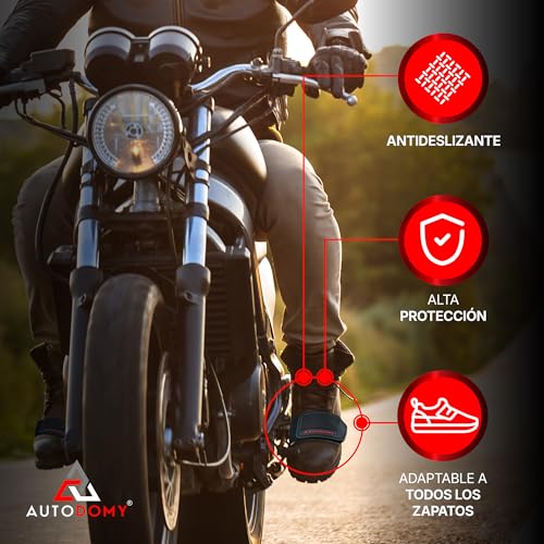 Motorista usando el protector de zapato Autodomy, mostrando su adaptabilidad y propiedades antideslizantes en acción