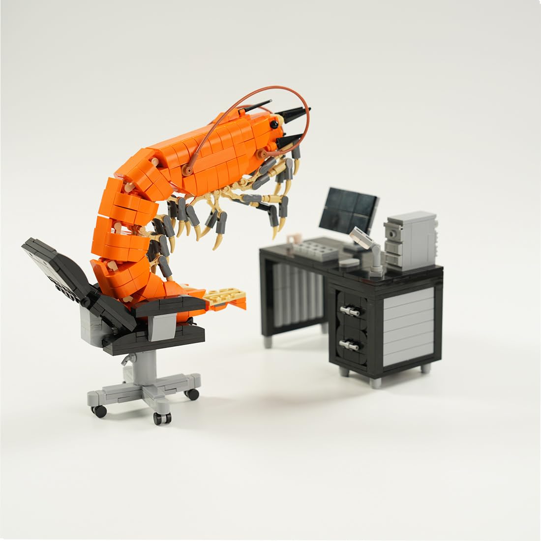 Working Shrimp Man Klemmbausteine, Arbeitender Garnelenmann Bausteine Set, 675 Teile Klemmbausteine Garnelen Modellbausatz mit Computer/Bürobedarf, Wohnkultur Geschenk