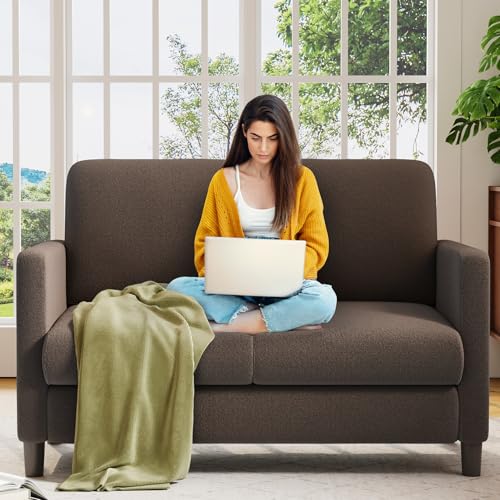Sofa 2 Sitzer Klein, 130cm Mini Couch Klein, Gemütliches kleines Sofa für Jugendzimmer, Werkzeugfreies Aufstellen von Minisofa, 2er Sofas und Couchs aus Vollholz, Kleine Sofas Wohnzimmer, Braun