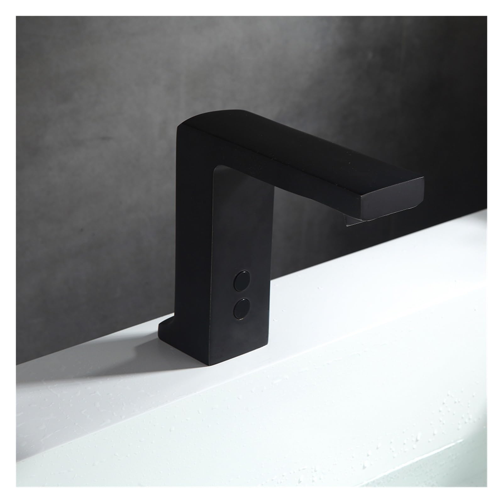 Grifo inteligente de lavabo para un baño moderno y libre de gérmenes en el hogar