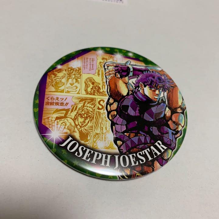 ジョジョの奇妙な冒険　JOJOWORLD　ジョセフ・ジョースター　缶バッジ ジョジョの奇妙な冒険 JOJOWORLD 缶バッジ ジョセフ・ジョー