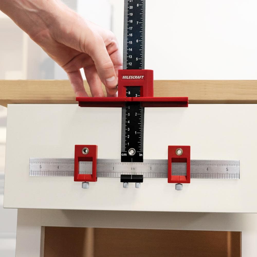 Milescraft 1340 Hardware Jig - Guida per trapano regolabile per installare rapidamente maniglie di armadio/cassetto, manopole e tiri. Modello hardware per armadietti, maschera guida foratura legno,