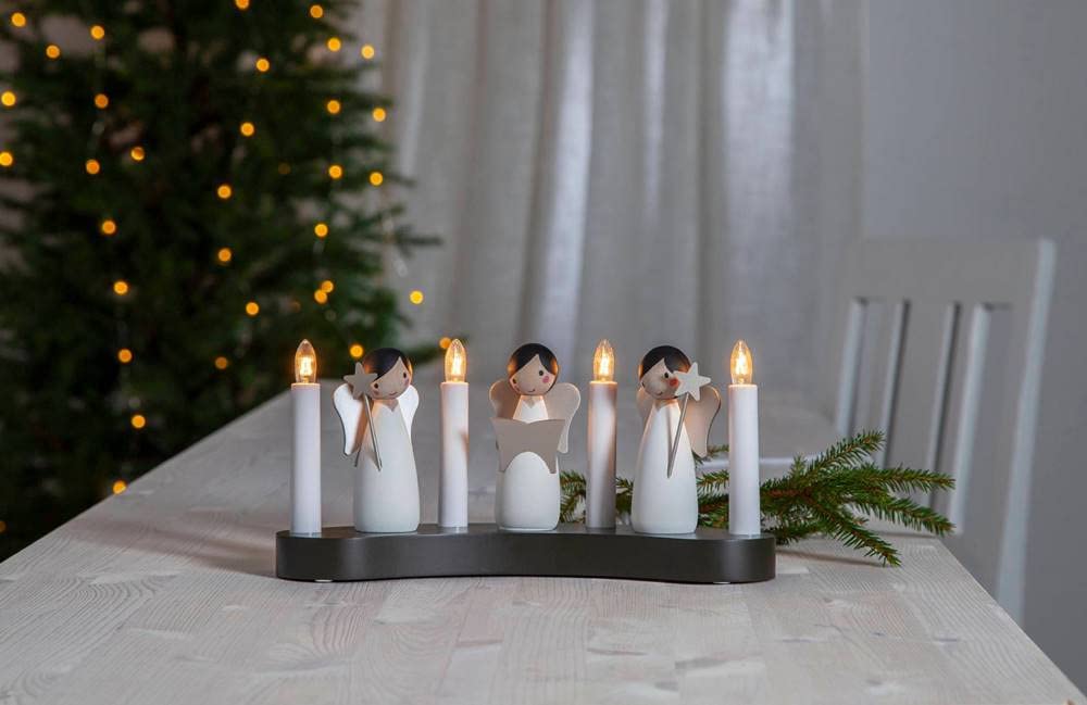 Weihnachtsdeko Angel Choir von Star Trading, Kerzenständer mit 4 Glühbirnen E10 warmweiß, Weihnachtsfigur, Engel aus Holz, Kabelschalter, Länge: 31 cm