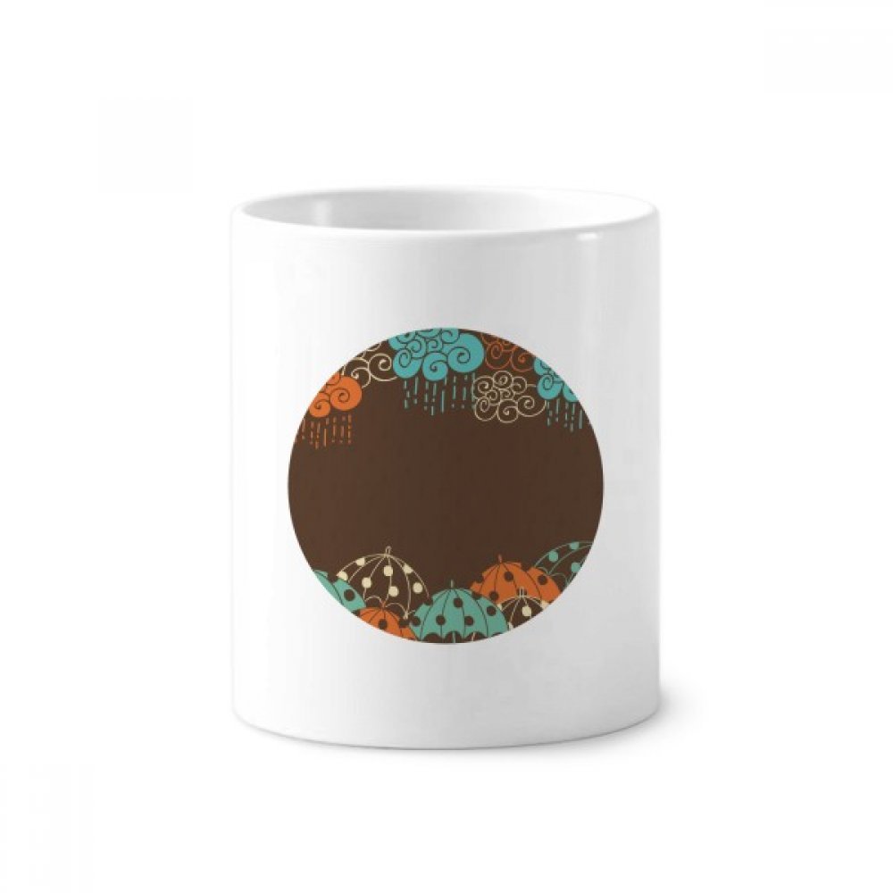Brosse à dents et stylo rangés proprement dans cette tasse céramique