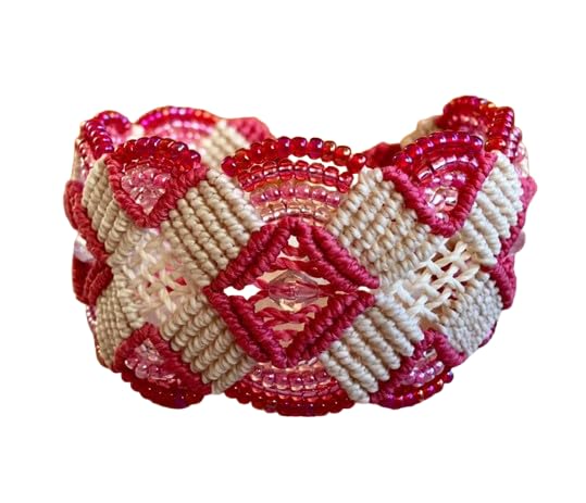 Genérico Brazalete ancho macramé hecho a mano con hilo encerado en tonos beige y rosa y cuentas y rocallas cristal a juego Colgante alitas y cierre mosquetón
