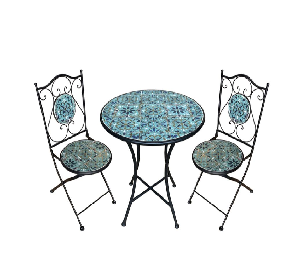 Dona un tocco davvero unico agli ambienti esterni di casa tua con il nuovissimo set di tavolo + 2 sedie pieghevoli con decorazione mosaico in metallo e ceramica.