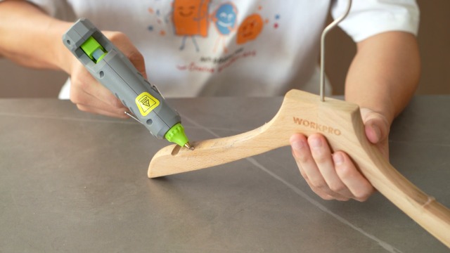Pistolet à colle chaude avec température de fusion 206 °C, Pistolet à