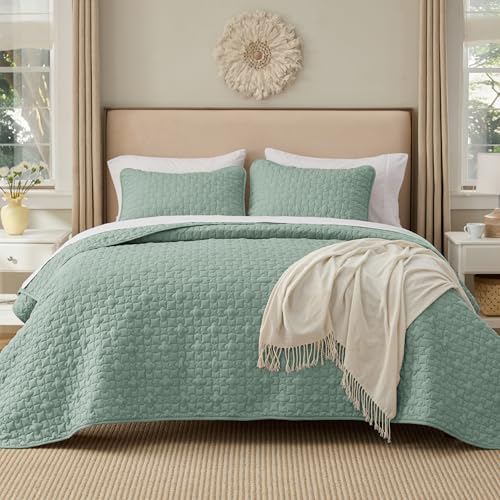 Image of Bedsure King Size Quilt - Lightweight King Size Comforter Set with Lucky Star Quilting, Soft Quilt Bedding Set, Sage Green Bedspreads Coverlet for All Seasons with 2 Pillow Shams (106 inch x 96 inch)