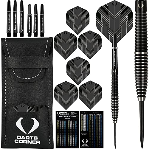 Darts Corner AM0793 BlackFin V2 | 25g Stahlspitze Dartset mit 90% Wolfram Torpedo Barrels inkl. 6 Flights, 12 Stielen, Checkout-Karte und Aufbewahrungskoffer, M5, schwarz Cover