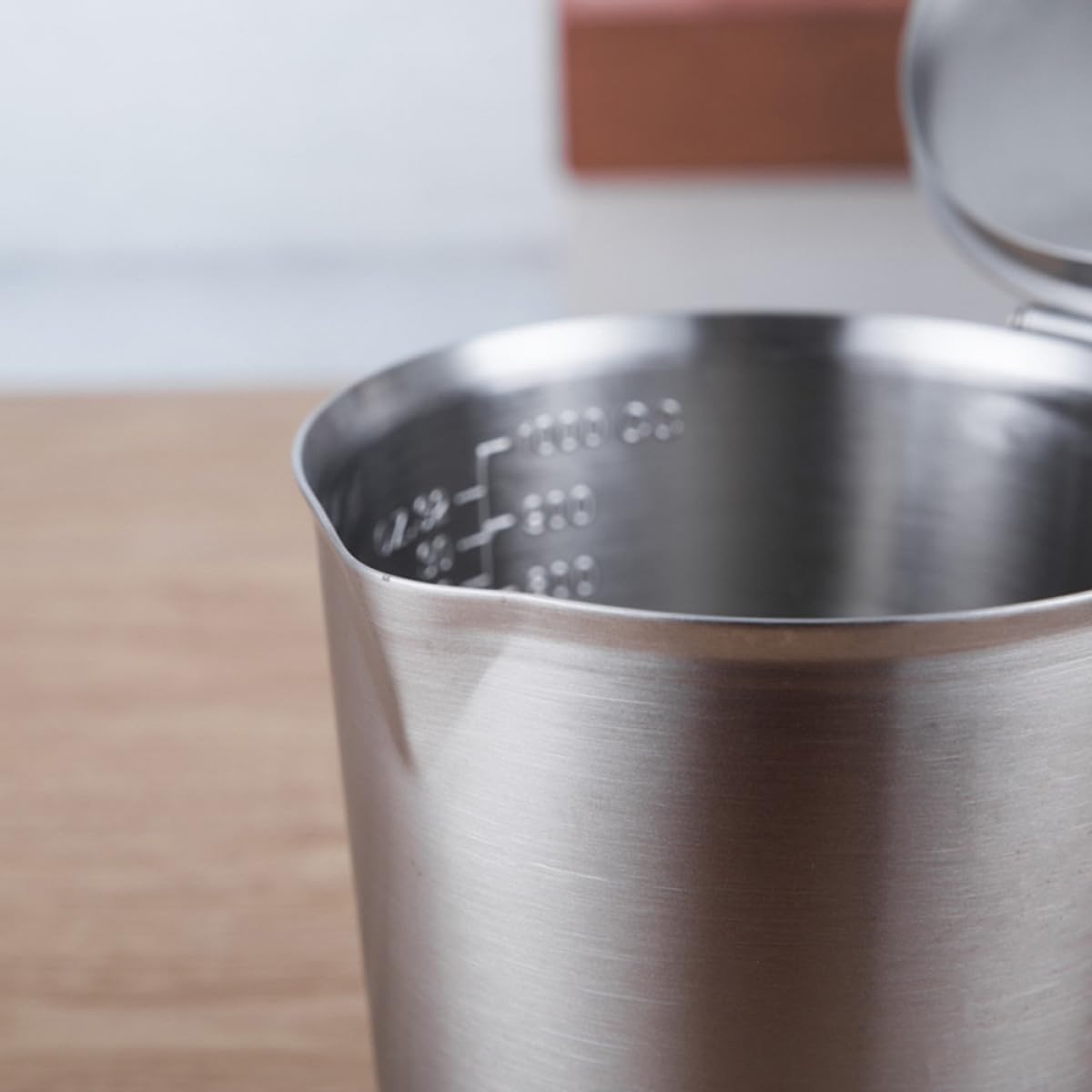 Misurino in Acciaio Inox con Coperchio Contenitore Latte e Caffè con Scala Graduata Antiruggine e Impiego Professionale per Latte Tè e Cappuccino