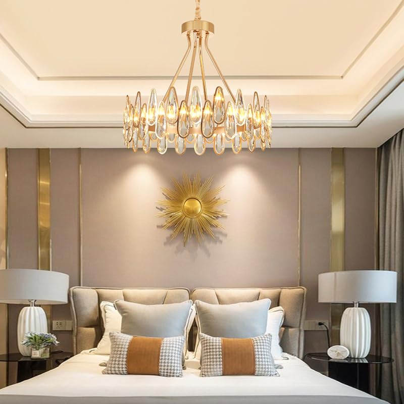 Lustre de luxe en cristal goutte d'eau dorée pour illuminer un salon chic