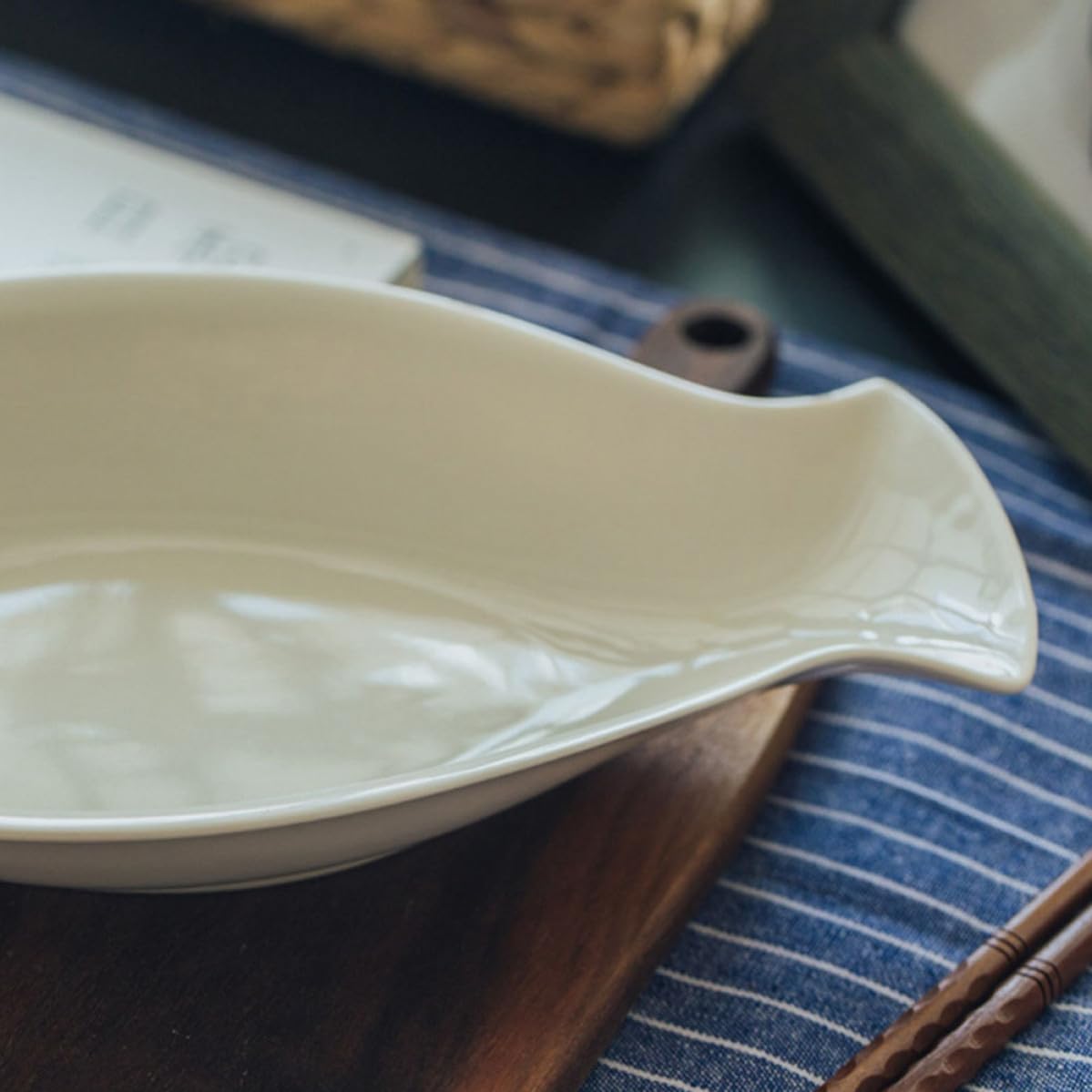 2pcs Ceramic Fish Shaped Serving Plates Microwaveable Dinnerware Set White Color Convenient for Storage for Hotels and Dining Hall Use