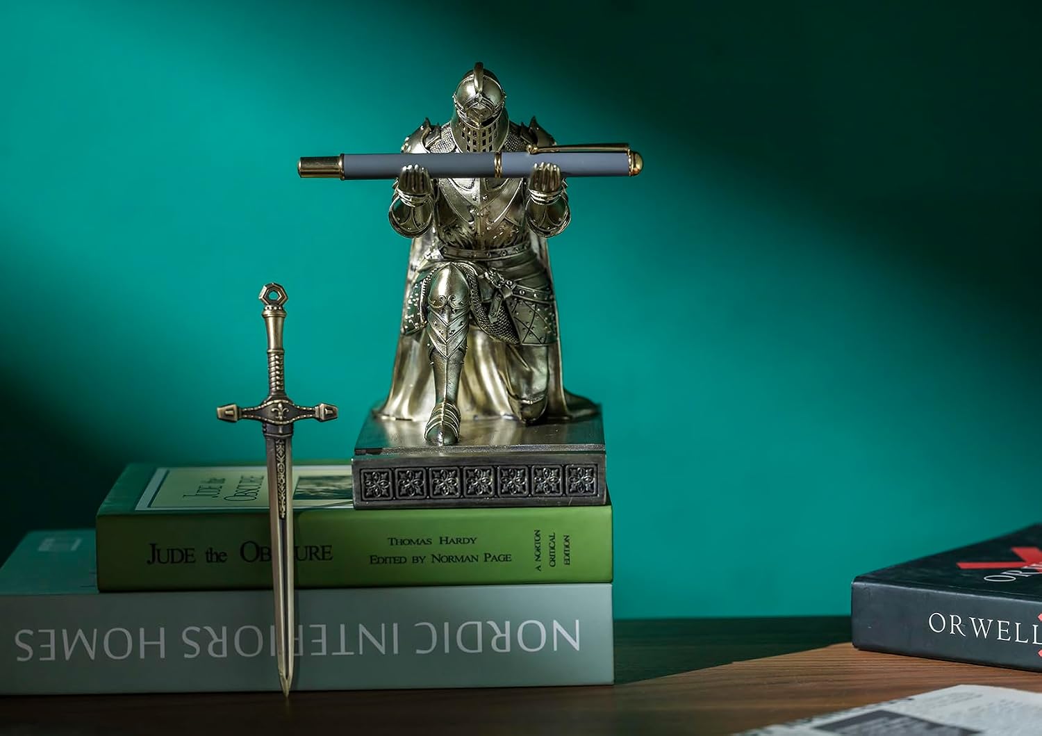King's Guard Leader Cloak Warrior Knight Pen Holder Mobile Phone Stand, Ornament Knight Statue, Pen Stand Paperweight for Office and Home (Bronze)