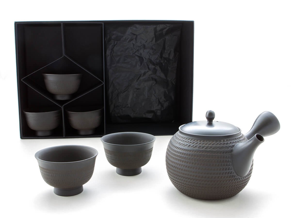 Japanisches Tee-Service 6-teilig, Tokoname TOBIKANNA Kuro mit 5 Teeschalen. Schwarz, Handmade auf der Töpfer-Scheibe, integriertes Keramik-Sieb