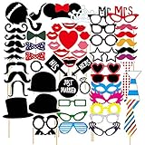 Accesorios fotográficos con patrones divertidos: este conjunto de decoración de cumpleaños incluye 58 accesorios elegantes diferentes con palos y pegatinas, como corbatas, corazones, bigotes, sombreros, coronas, anteojos, etc., estilos suficientes para satisfacer sus necesidades.
