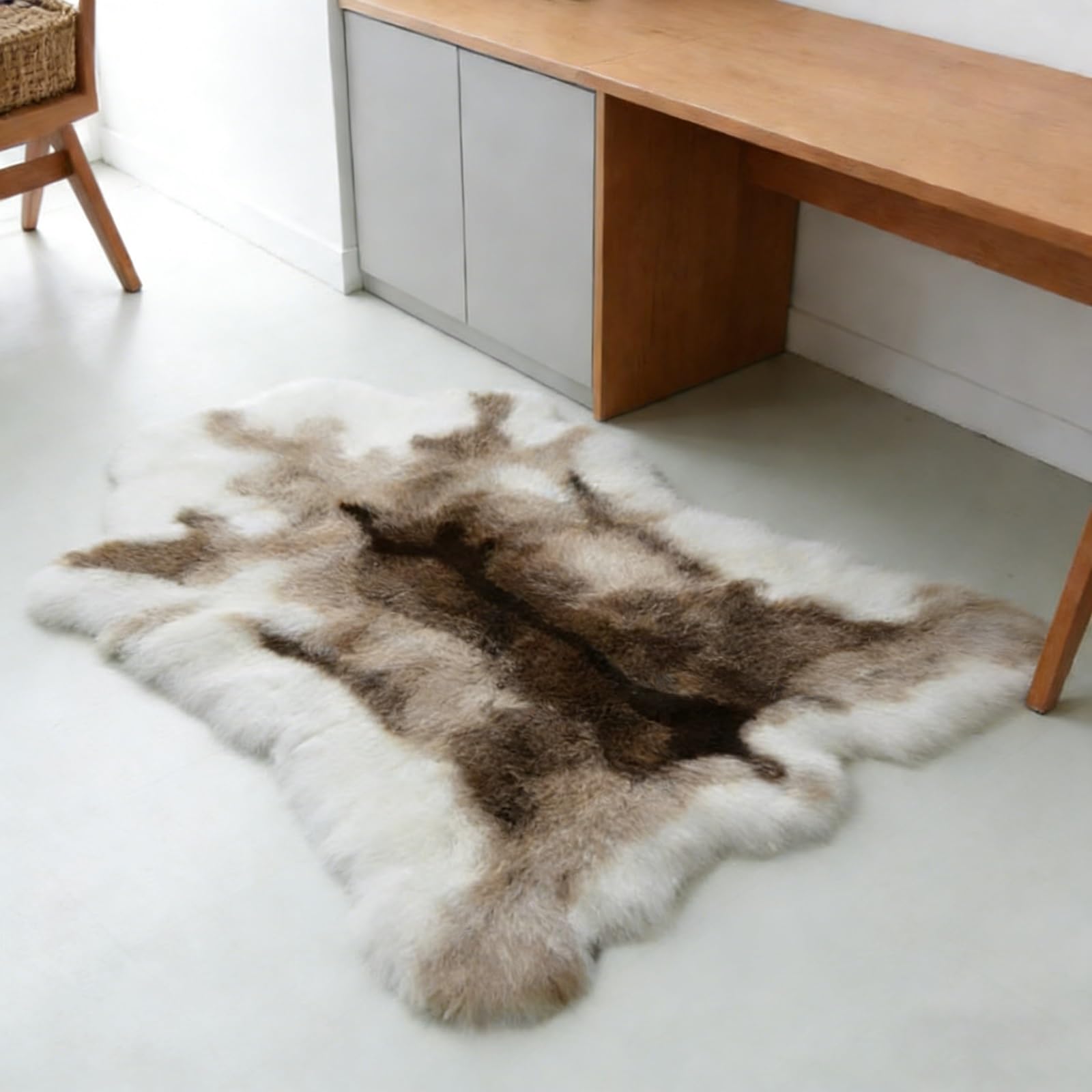 Kunstfell Rentier Teppich Schlafzimmer - weiches Rentier Fellimitat als Wohnzimmerteppich - Fellteppich Bettvorleger Schlafzimmer weiß-braun 120 x 95 cm