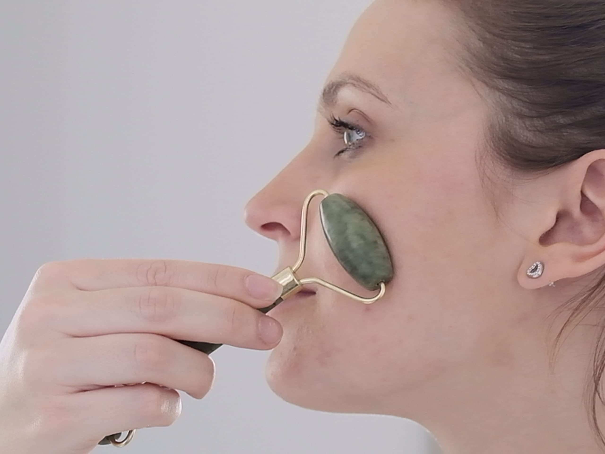 BEPER C301ABE101 Jade Gua Sha wałek i kamień, Jade Roller & Gua Sha Narzędzie do masażu, masaż twarzy i ciała, kojący, modelujący i przeciwstarzeniowy, zielony