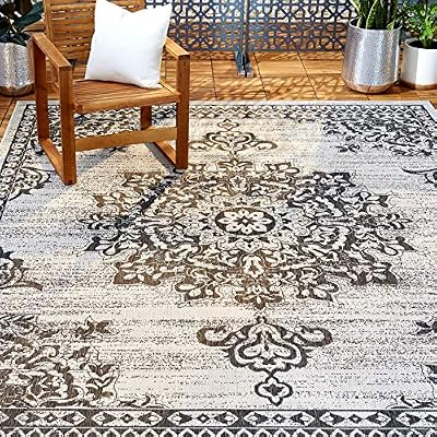 Nicole Miller New York Patio Country Azalea Transitional Medallion Indoor/Outdoor Area Rug, Grey/Black, 5'2"x7'2"