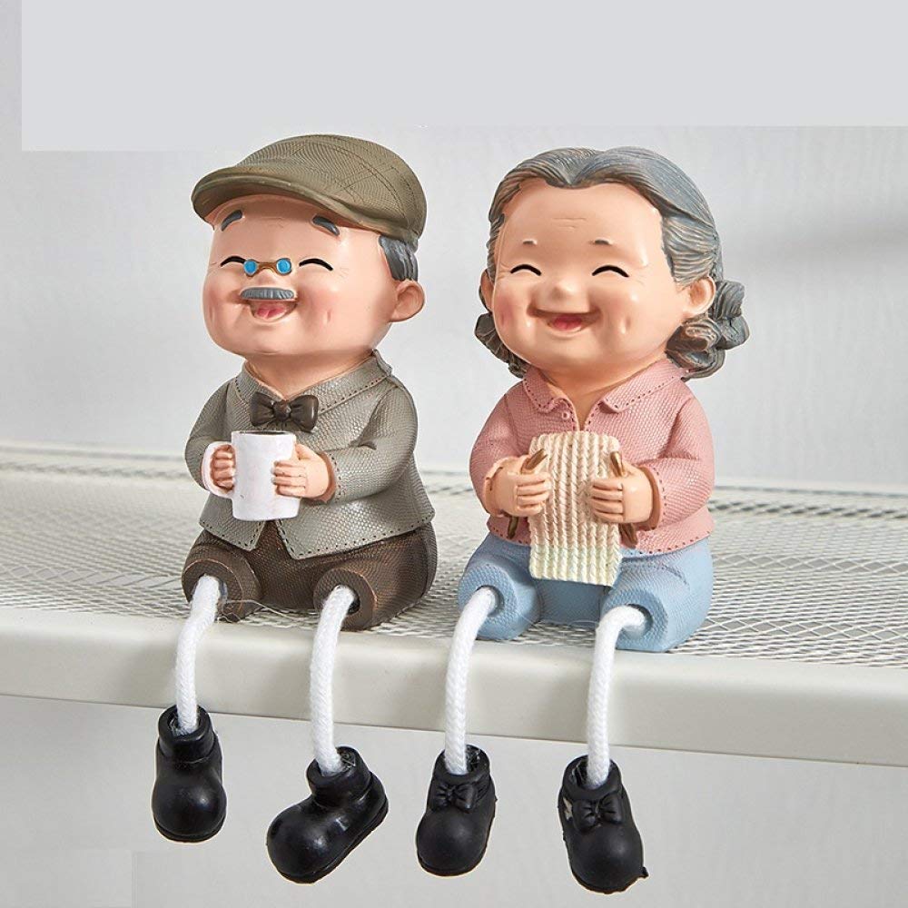 Petite statue de couple en résine pour décorer une étagère de salon