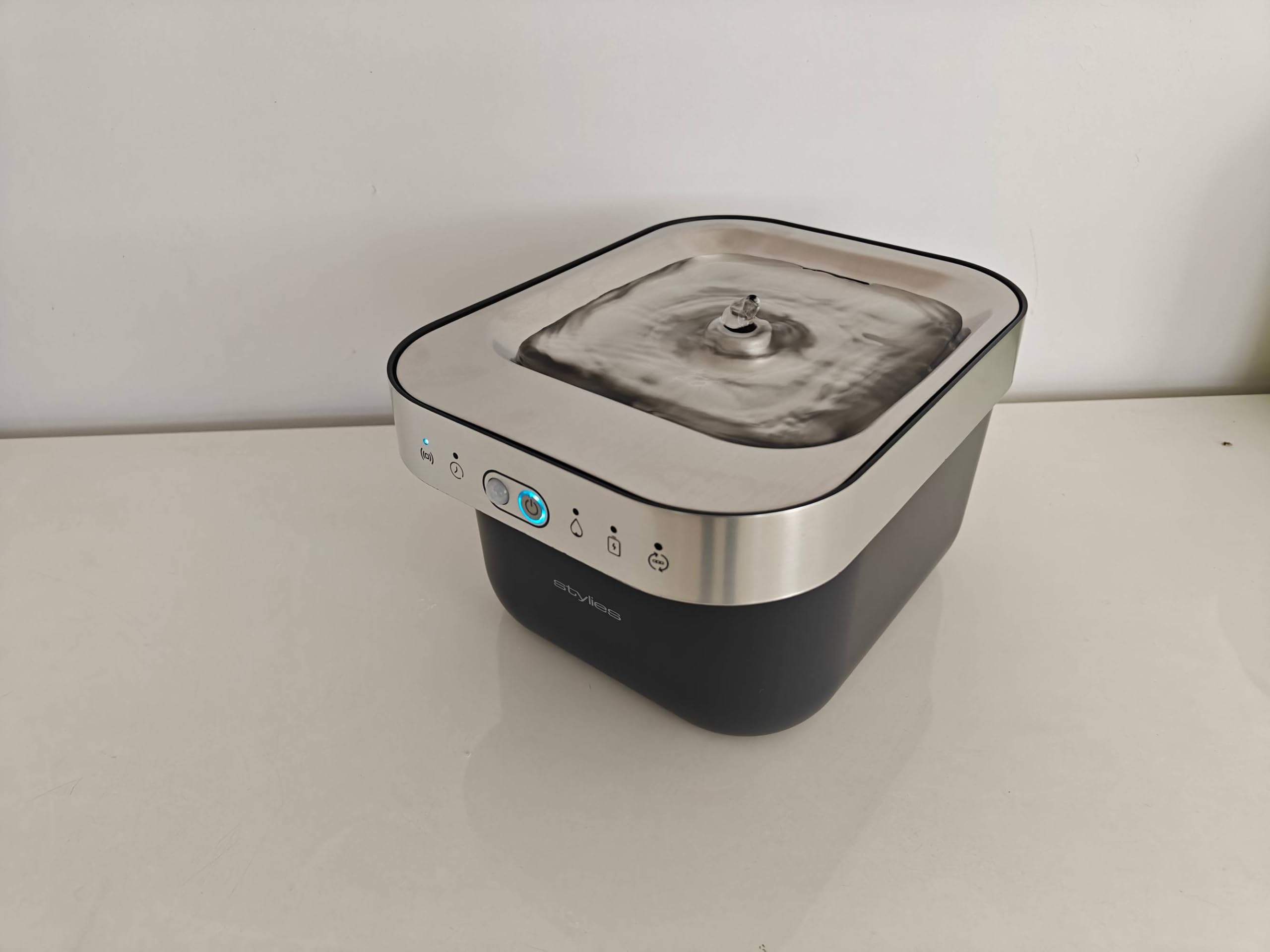 Fuente inalámbrica para gatos, 2,5 L, batería de 5000 mAh, detector de movimiento, para perros y gatos, con bandeja de acero inoxidable, color gris oscuro y plateado