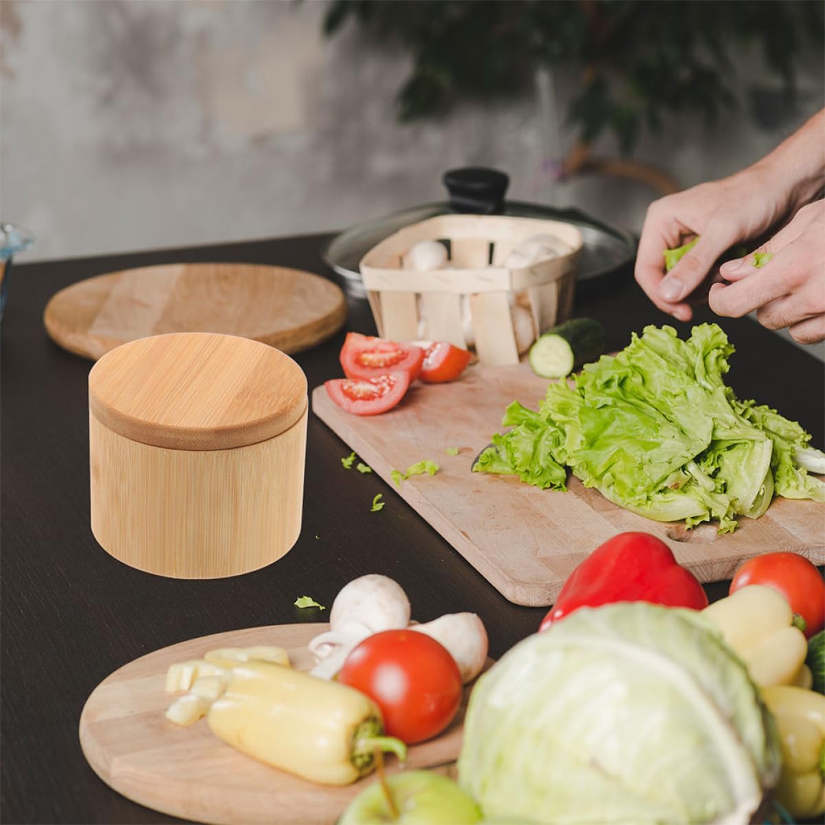 Spice Container with Lid Large round Multi-function Seasoning Box Kitchen Salt and Pepper Canister Household Salt Cellar for Countertop Storage