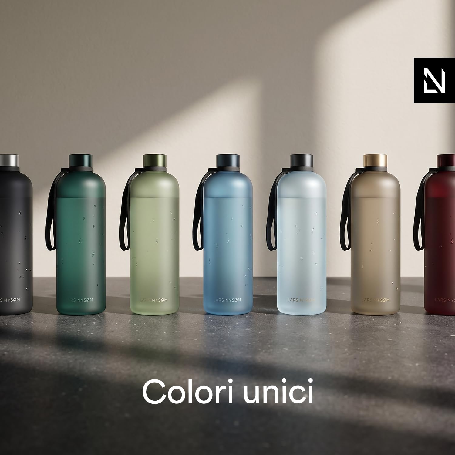 LARS NYSØM Borraccia 1 5l | Bottiglia acqua 1500ml | Bottiglia ultraleggera in Tritan Sport a prova di perdite | Ideale per sport, ufficio, yoga | 2 coperchi inclusi (Black - Gold, XL 1500ml)