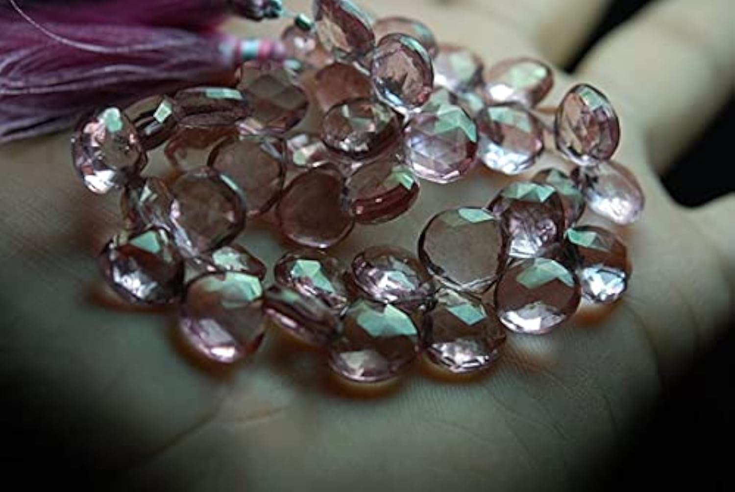 Chalcédoine rose fuchsia taillée en cœur pour création joaillerie haut de gamme