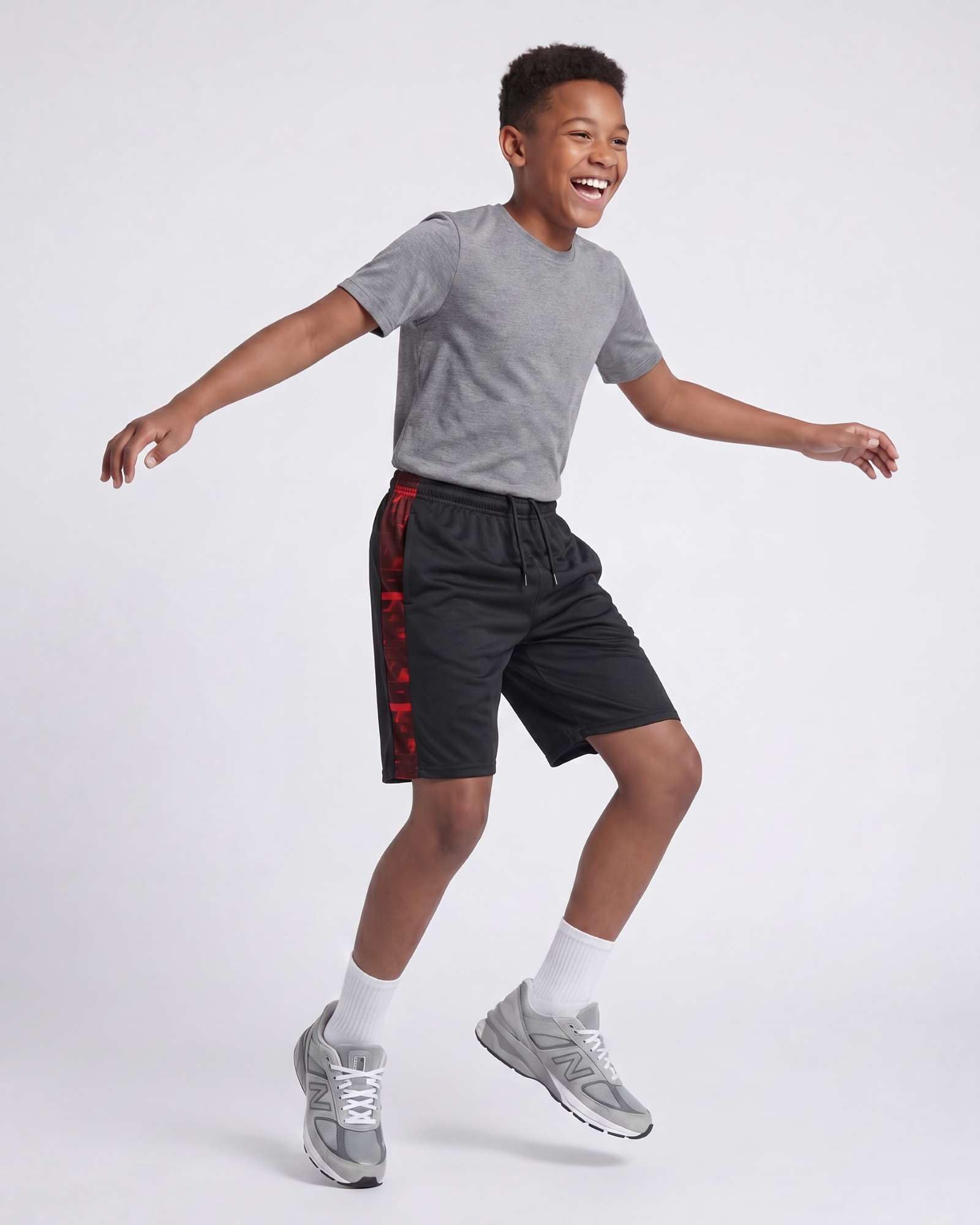Real Essentials Paquete de 5: pantalones cortos deportivos de malla para niños con bolsillos, para adolescentes, niños, jóvenes, de secado rápido, fútbol, correr, gimnasio