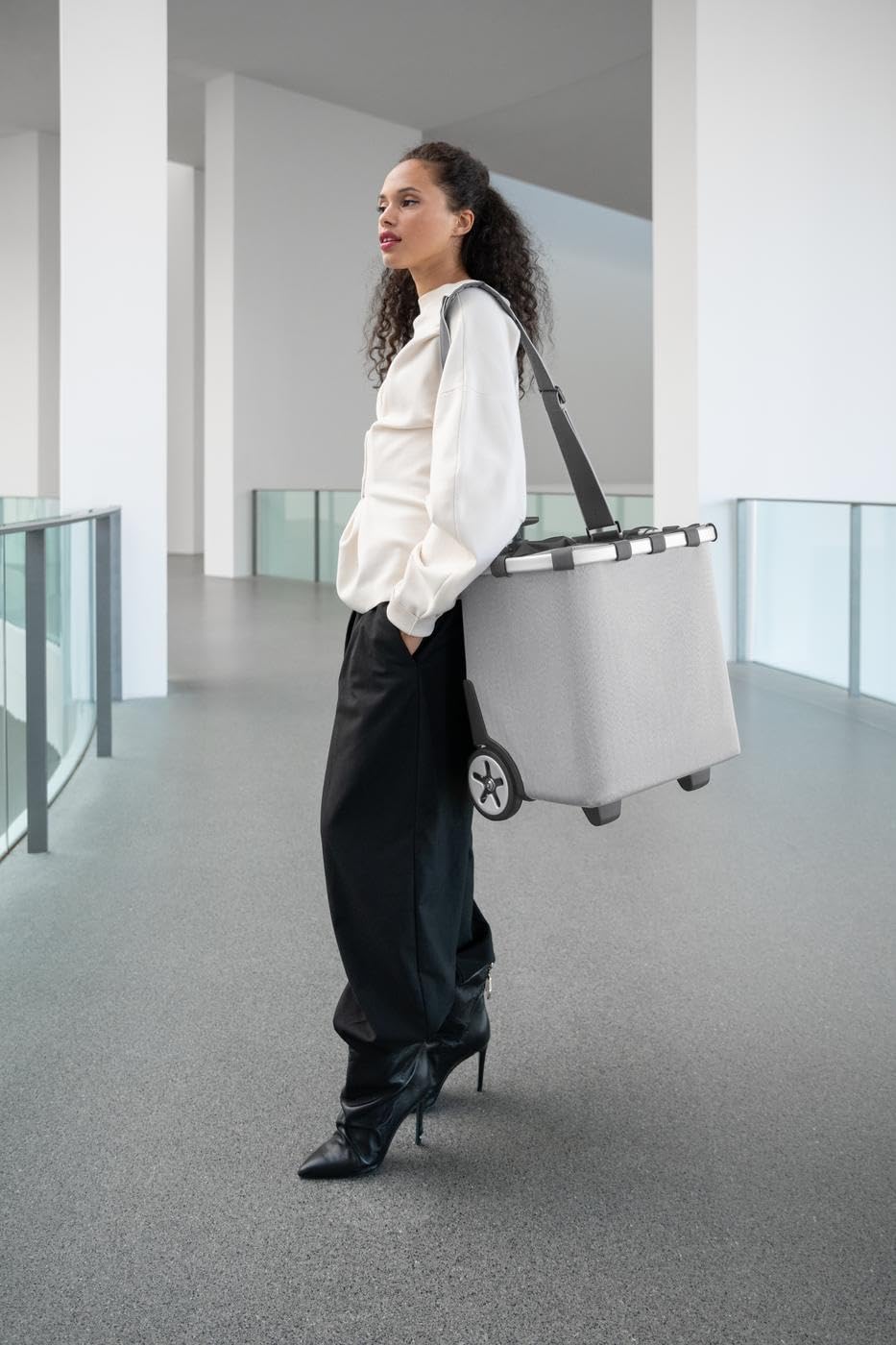 reisenthel carrycruiser Tragbarer Einkaufstrolley mit stabilem Aluminiumrahmen, Schultergurt und herausnehmbarer Netz-Innentasche Aus wasserabweisendem Material, Couleur: Herringbone Grey