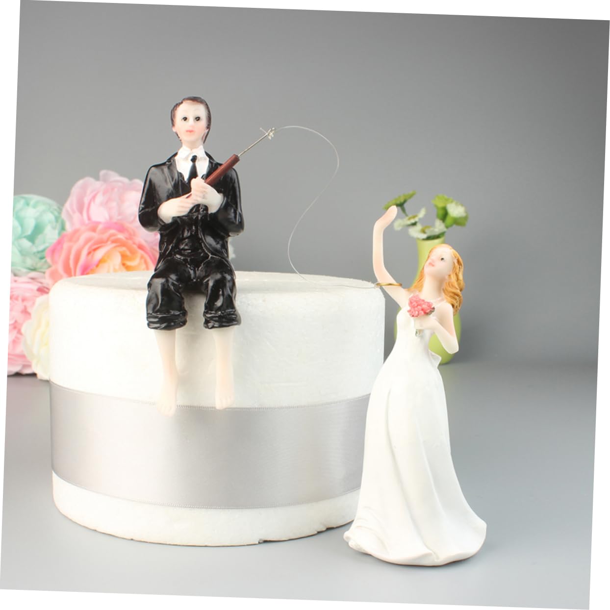 Abaodam 2stücke Brautpaar Tortenstecker Aus Resin Romantische Hochzeitsdekoration Mit Kuss-design Für Kuchen Bei Hochzeiten Und Jubiläen