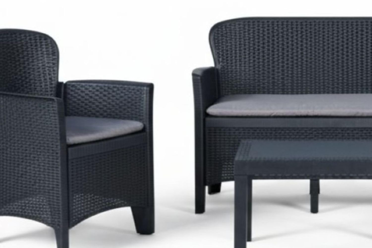 Dmora - Set salotto da esterno Ostuni, Set da giardino con 2 poltrone, 1 divano ed 1 tavolino, Salottino effetto rattan con cuscini, 100% Made in Italy, Antracite
