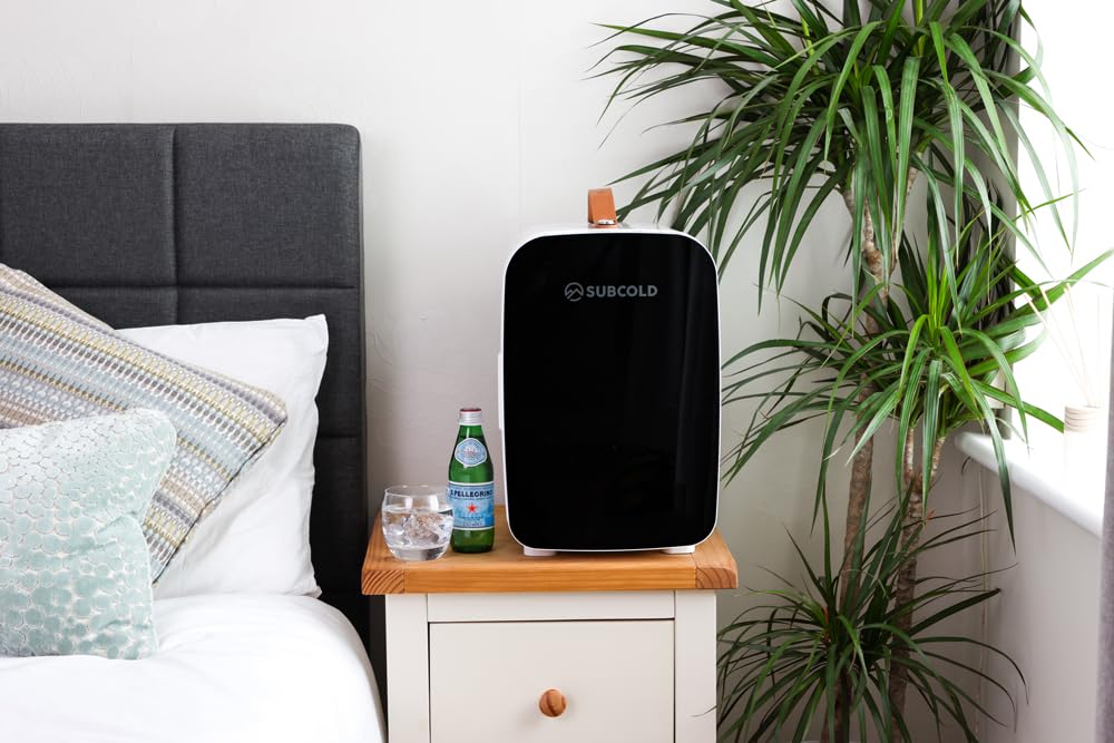 Subcold PRO15 Mini-Kühlschrank – Leise & energieeffizient, USB- & AC-betriebener kleiner Kühlschrank für Schlafzimmer, Auto, Büro & Reisen | Tragbarer Mini-Kühlschrank für Hautpflege, Beau | Schwarz