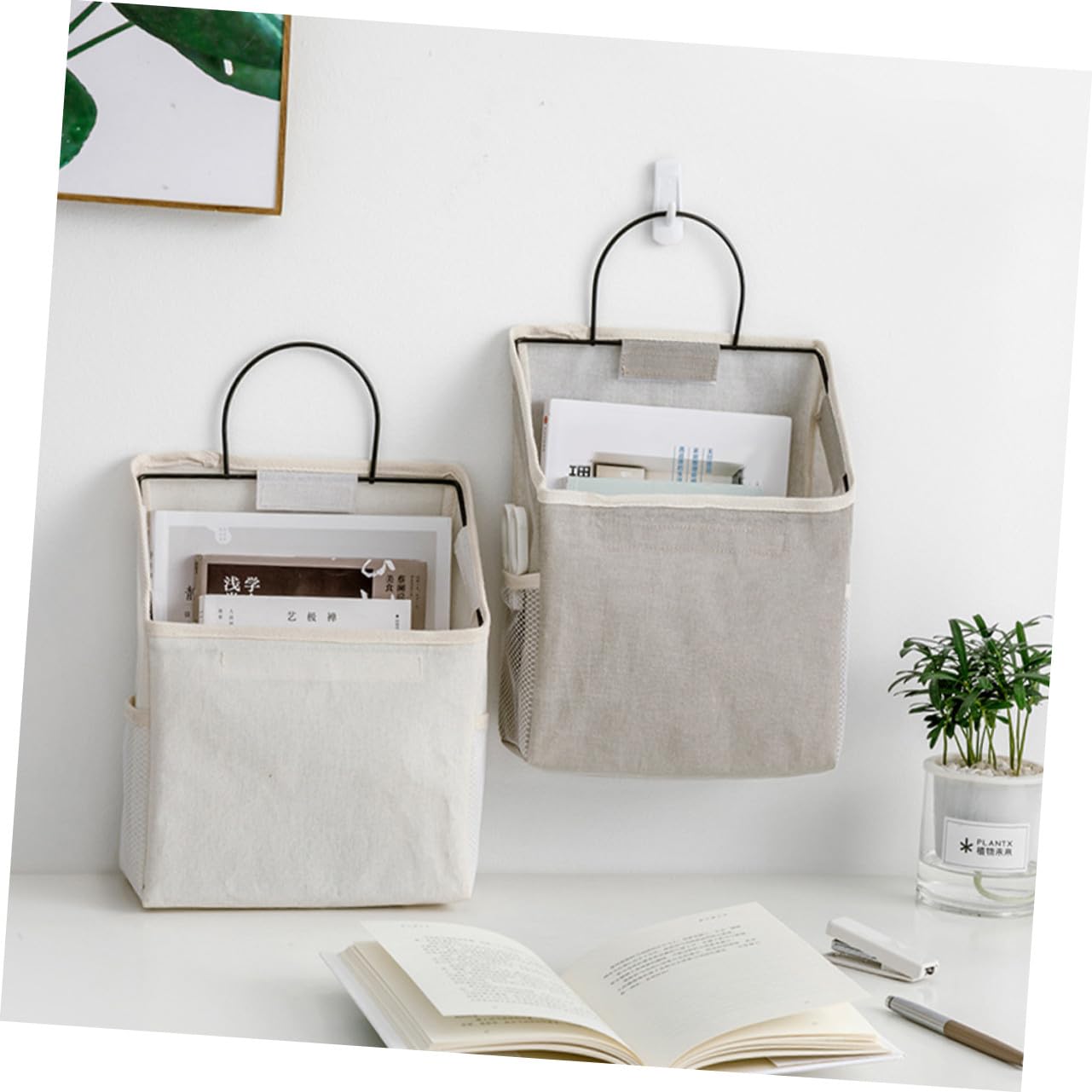 BESTYASH 2 pezzi Borsa Portaoggetti da Parete in Tessuto Pieghevole con Gancio Adesivo Organizer Multiuso per Camera Cucina e Armadio Resistente e Leggera Colori Grigio e Bianco
