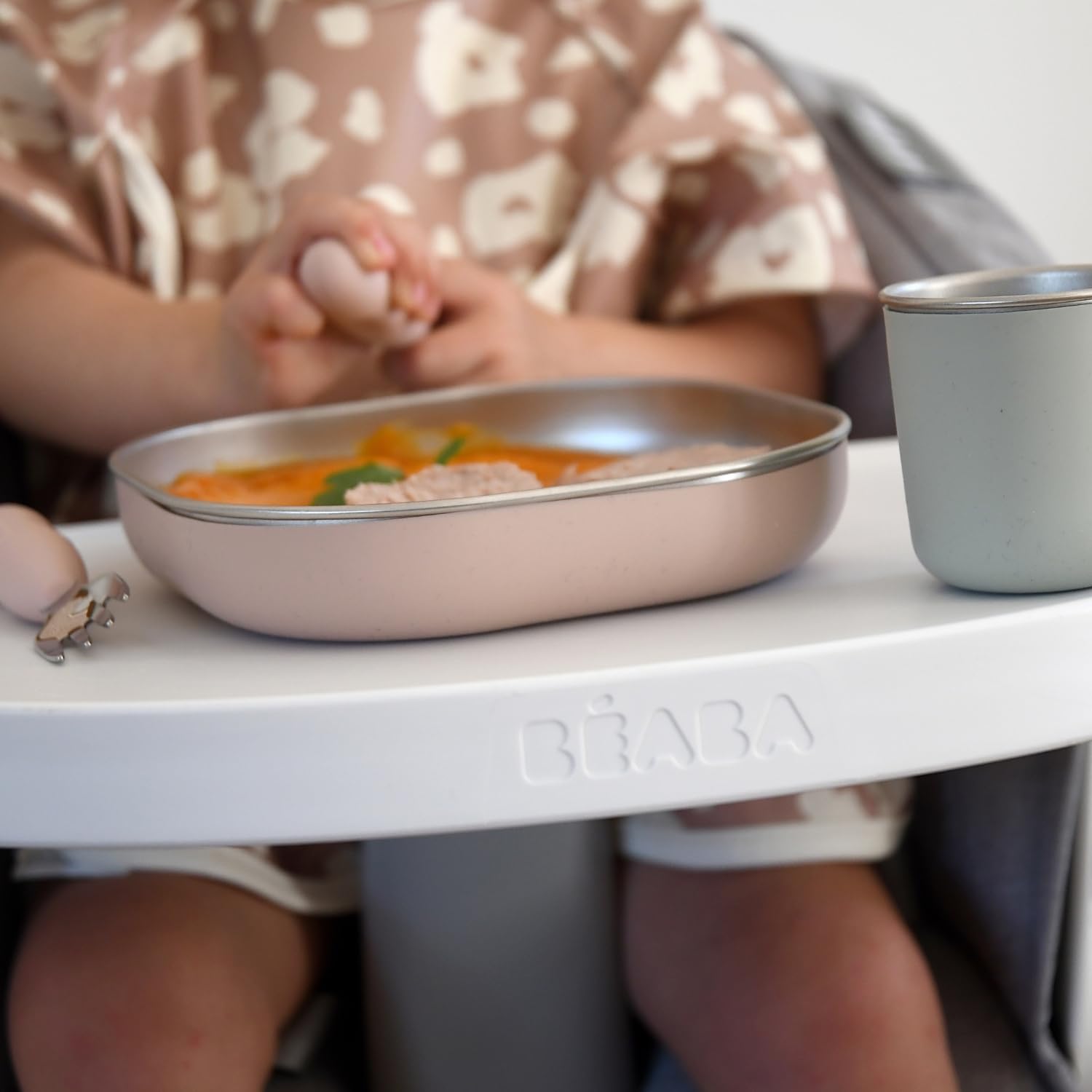 BÉABA, Set de Comida Bebé/Niño Inox, 3 Piezas, Cristal + 2 Platos, Compatible Microondas/Lavavajillas, Saludable/Resistente, Ligero, Irrompible, Antideslizante con Funda de Silicona, Algodón de Azúcar