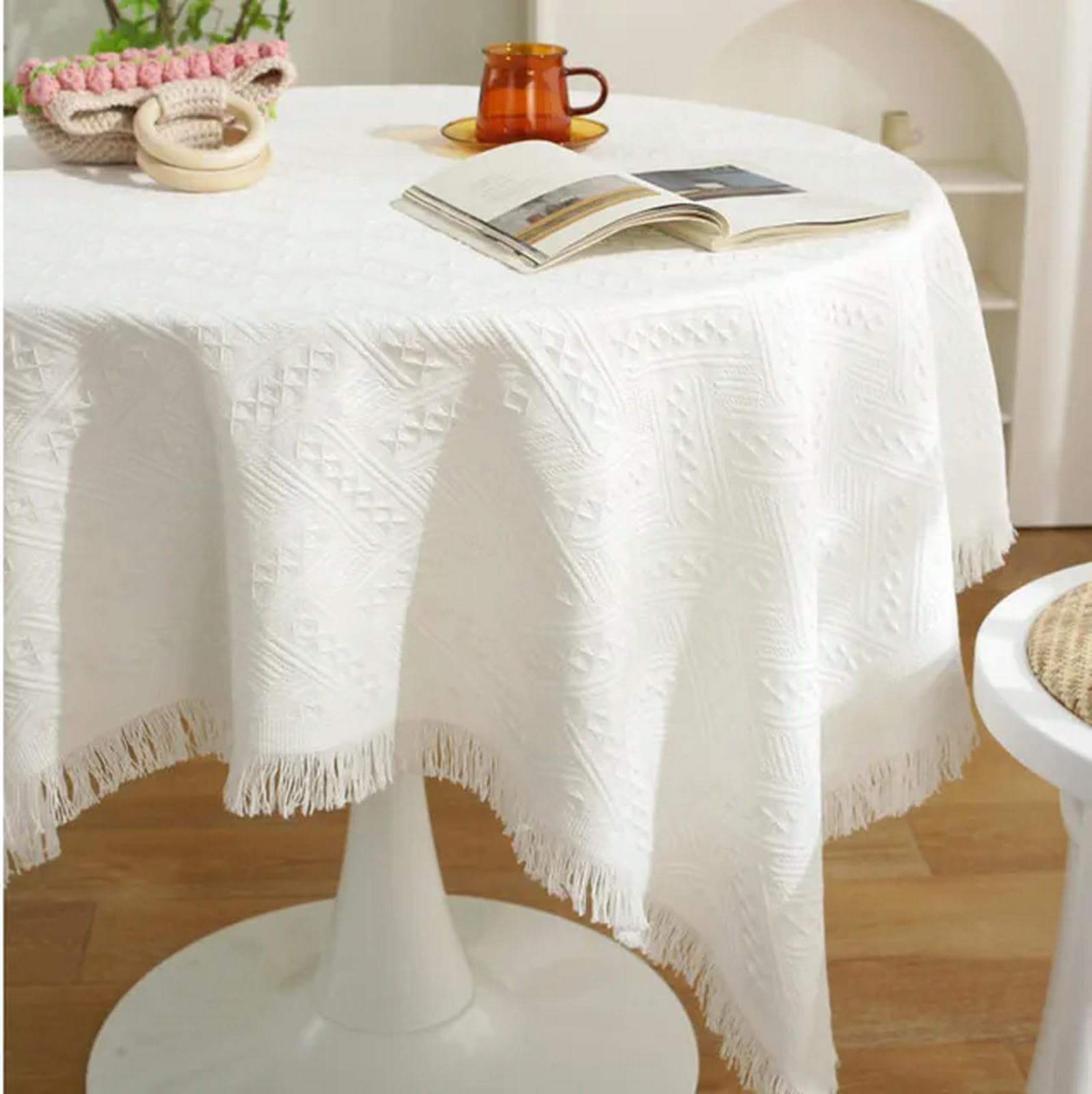 Nappe blanche de restaurant ronde avec glands pour une protection chic de votre table
